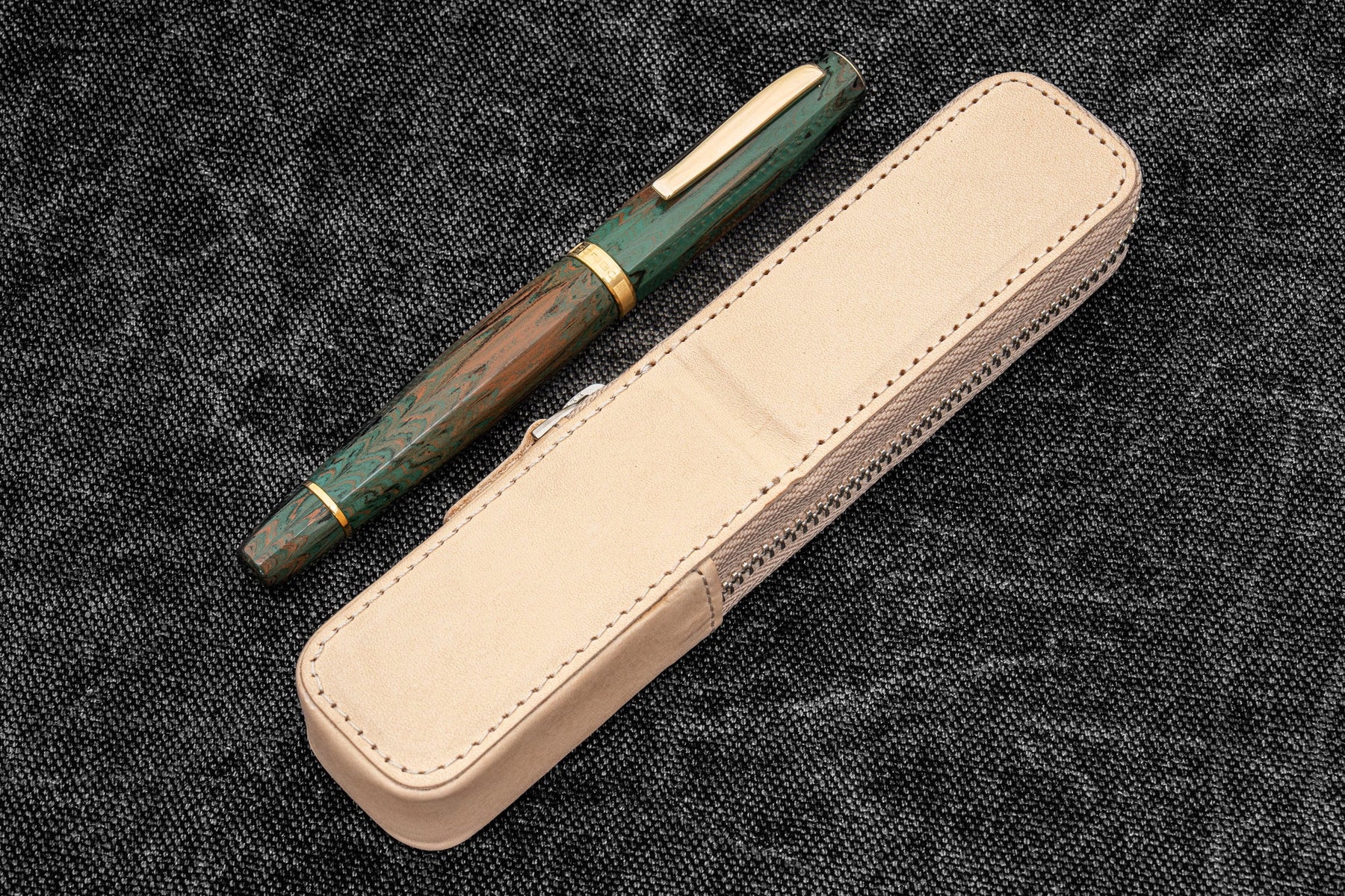 Galen Leather Co. Zipper Magnum Opus Single Slot Hard Pen Case - Undyed