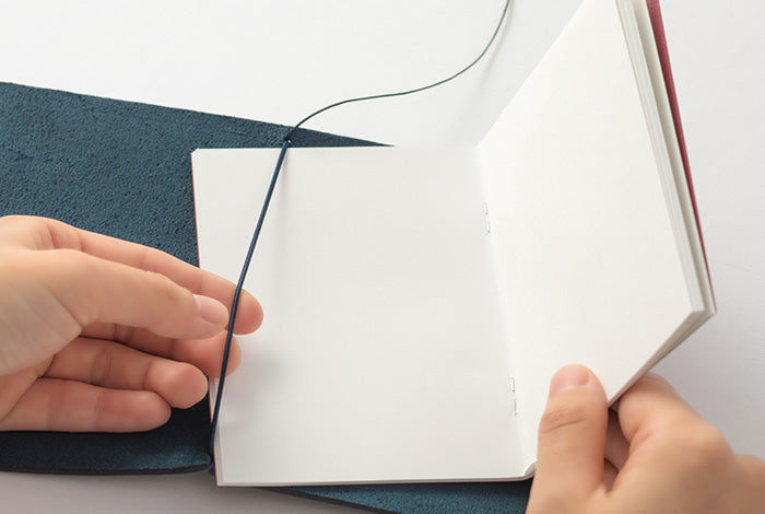 TRAVELER'S COMPANY Passport Sized Leather Notebook Kit - Blue