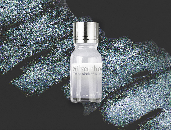 This glitter contains silver and blue pearls.